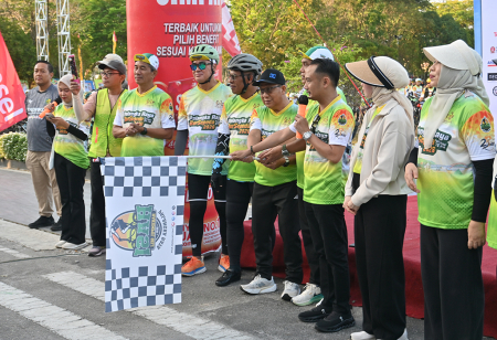 LEPAS PESERTA PALANGKA RAYA BERSEPEDA