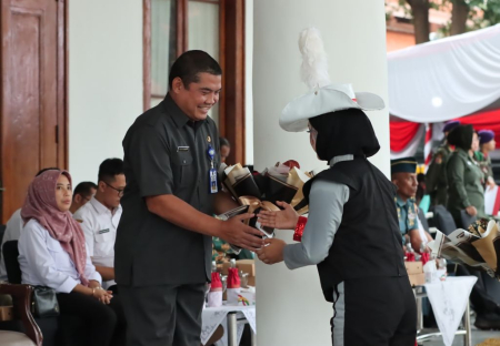 MENERIMA CENDERA MATA