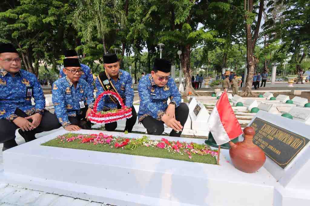 ZIARAH DAN TABUR BUNGA HUT KORPRI