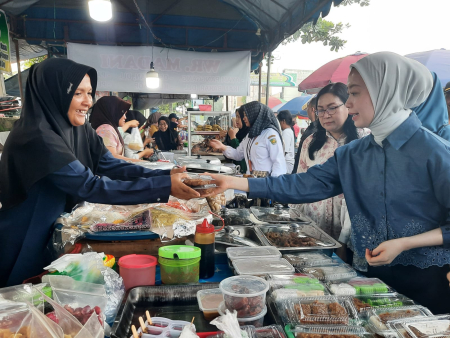 BELI TAKJIL DI PASAR RAMADAN