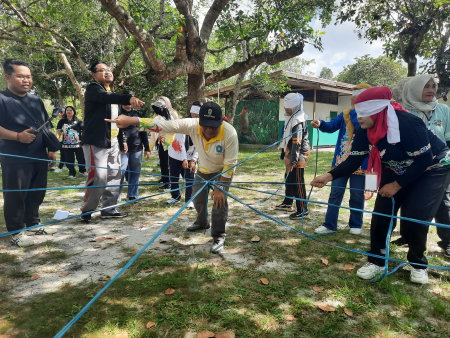 LOMBA MEMASUKKAN PAKU KE DALAM BOTOL