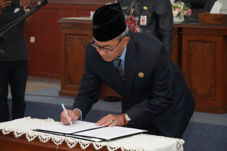 TANDATANGANI BERITA ACARA PELANTIKAN JABATAN