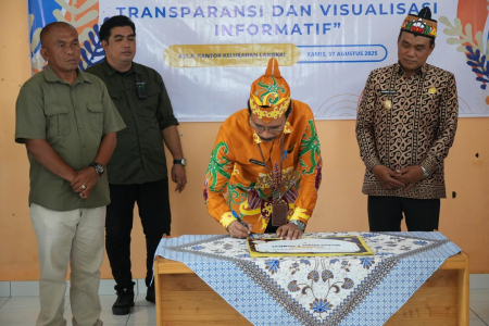 TANDATANGANI PIAGAM KELURAHAN CINTA STATISTIK