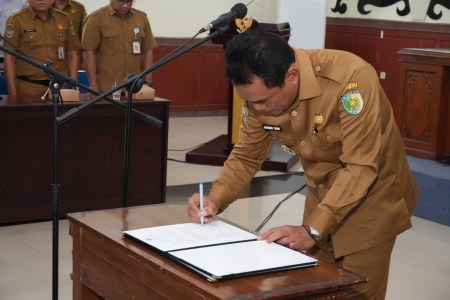 TANDA TANGANI BERITA ACARA PELANTIKAN