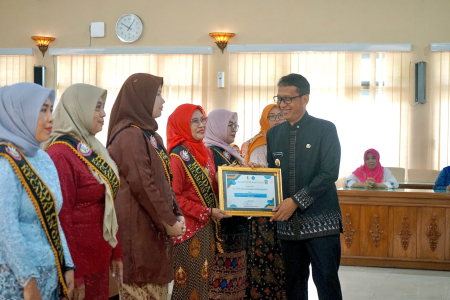 SERAHKAN PIAGAM PENGHARGAAN