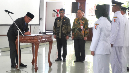 TANDATANGANI BERITA ACARA PELANTIKAN