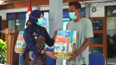 PAKET KESEHATAN DAN GIZI UNTUK WARGA