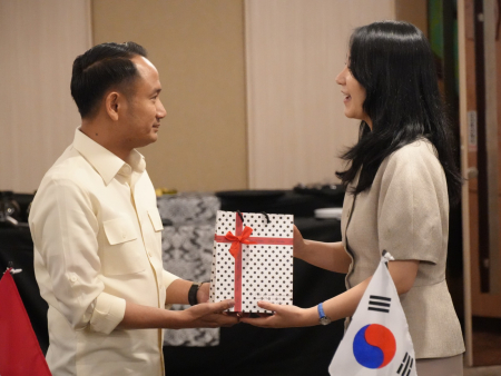 SERAHKAN CENDERA MATA