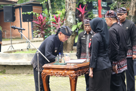 TANDATANGANI BERITA ACARA PELANTIKAN