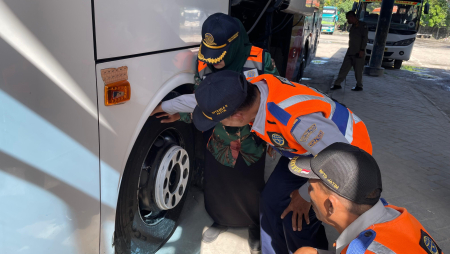 DISHUB PERIKSA KELAYAKAN BUS