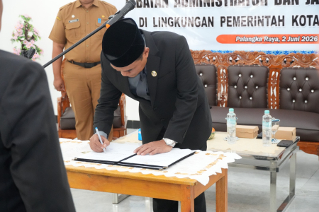 TANDA TANGANI BERITA ACARA PELANTIKAN