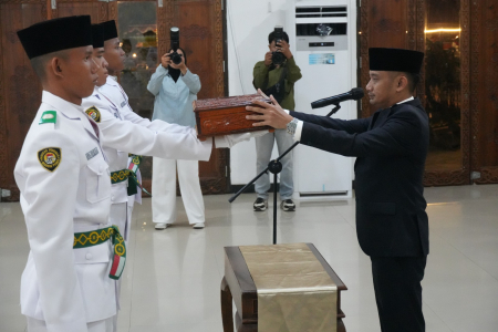 SERAHKAN BENDERA MERAH PUTIH