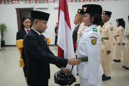 PASANGKAN KENDIT PASKIBRAKA