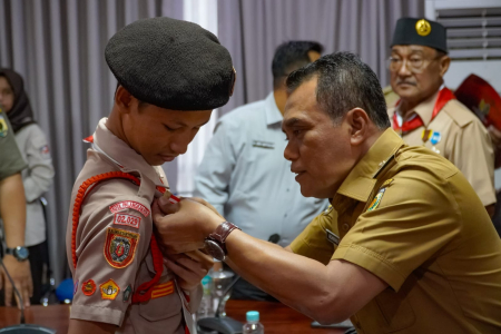 SEMATKAN LENCANA TISKA JAMBORE NASIONAL