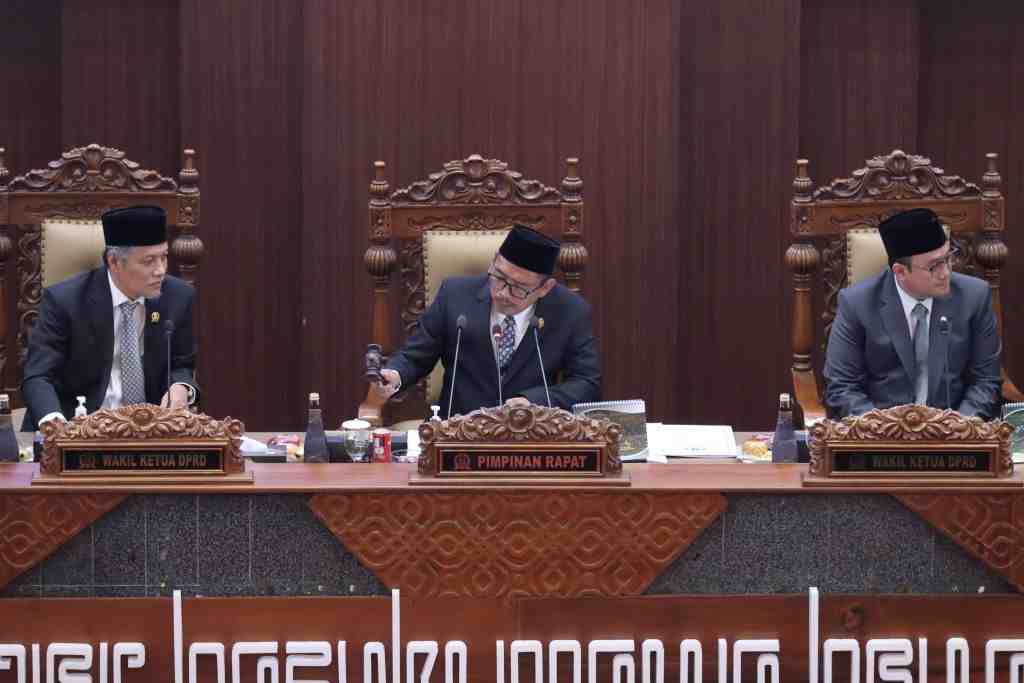 KETUK PALU RAPAT PARIPURNA DPRD JATIM