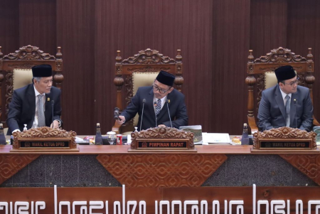 KETUK PALU RAPAT PARIPURNA DPRD JATIM
