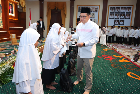 PENYERAHAN SANTUNAN ANAK YATIM
