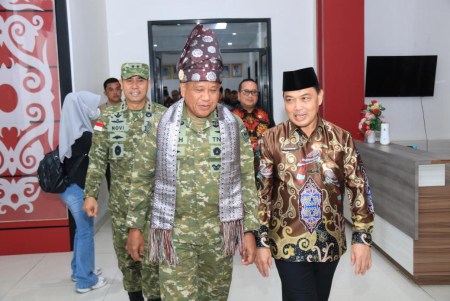 PERKUAT SINERGI TNI AD DAN PEMPROV  KALBAR