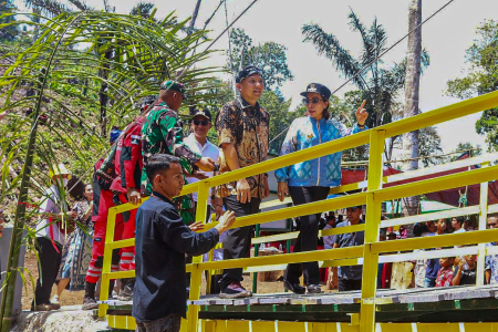 JEMBATAN GANTUNG HASAN HASNUDDIN