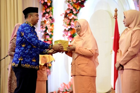JUARA LOMBA ESTAFET KARET