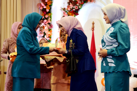 JUARA PERAGAAN BUSANA KARAWO