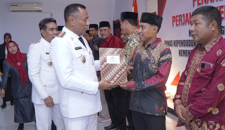 PENYERAHAN AKTA PENDIRIAN KOPERASI MERAH PUTIH