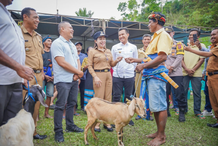 PENYERAHAN BANTUAN KAMBING TERNAK