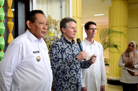 KOMITMEN MEMBANGUN DAERAH