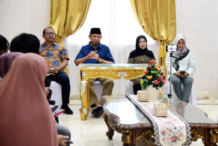 KONFERENSI PERS PEMPROV GORONTALO