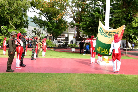 LATIHAN PEMBENTANGAN BENDERA