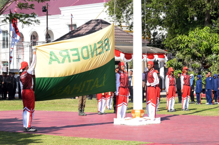 LATIHAN PENGIBARAN BENDERA