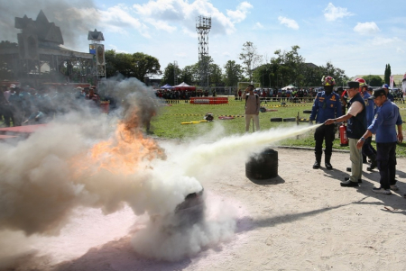 PADAMKAN API MENGGUNAKAN APAR