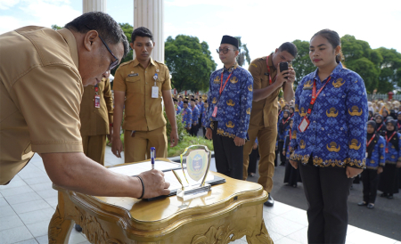 MENGEDEPANKAN KEPENTINGAN MASYARAKAT