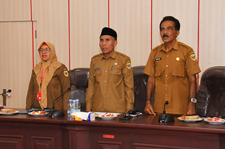 MENYANYIKAN LAGU INDONESA RAYA 