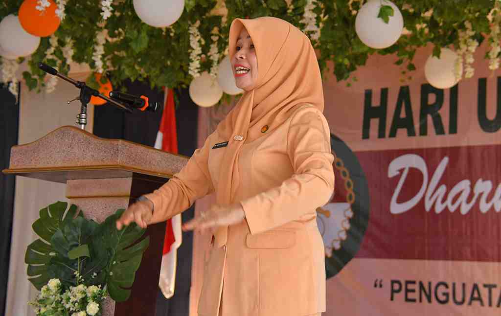 MEMANDU NYANYIKAN LAGU INDONESIA RAYA 