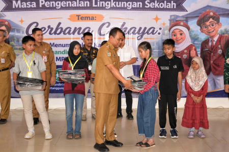 SERAHKAN PAKET PERALATAN SEKOLAH 