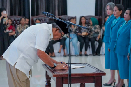 TANDATANGANI BERITA ACARA PELANTIKAN