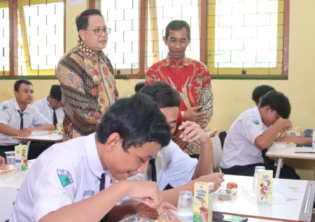 PROGRAM MAKAN SIANG BERGIZI GRATIS