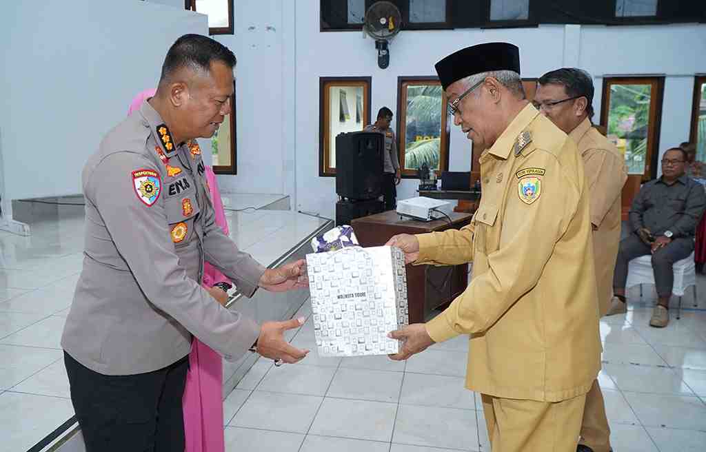 PENYERAHAN CENDERAMATA 