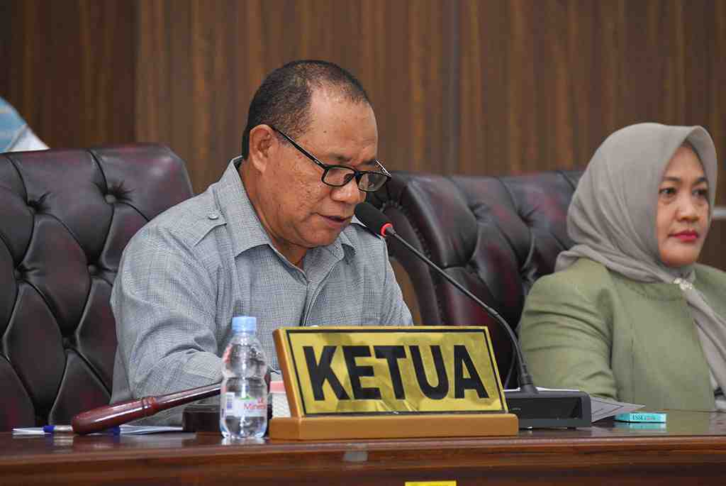 PIMPIN RAPAT PARIPURNA 