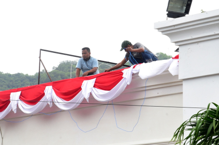 PASANG HIASAN MERAH PUTIH