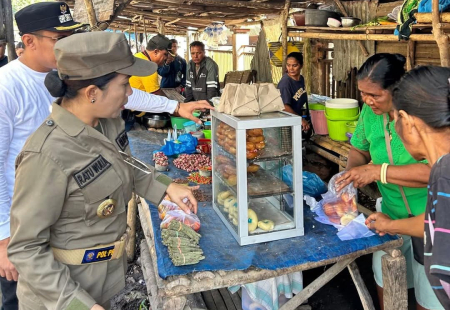 TINJAU KEBERSIHAN PASAR WAIMANGURA