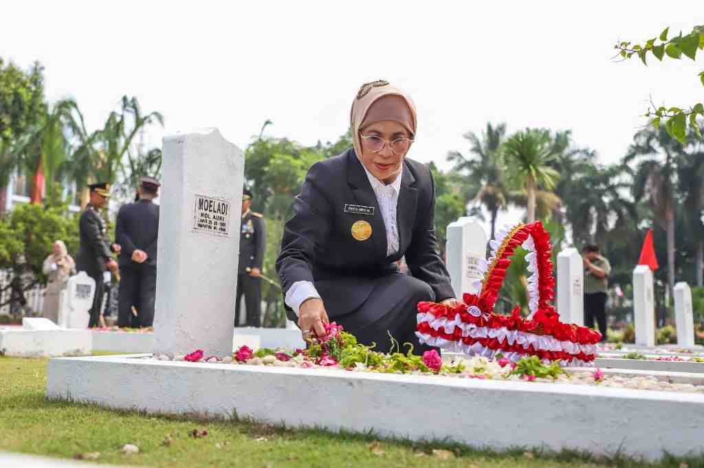 TABUR BUNGA DI TMP KUSUMA BANGSA