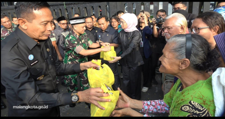 PEMBAGIAN PAKET SEMBAKO RAMADAN