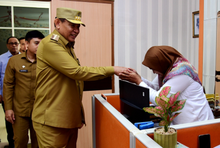SAPA PEGAWAI KANTOR GUBERNUR
