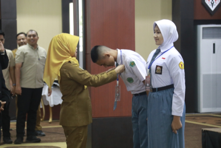 PEMASANGAN ID CARD CALON PASKIBRAKA