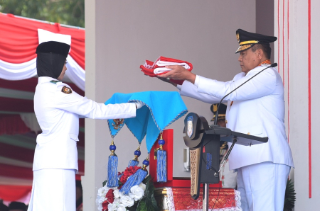 SERAHKAN BENDERA MERAH PUTIH