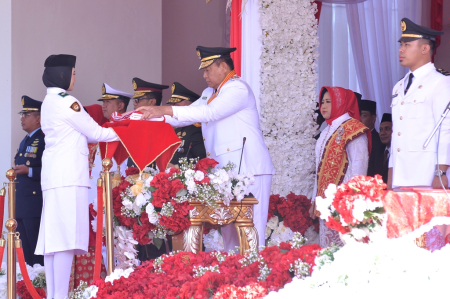 SERAHKAN BENDERA MERAH PUTIH