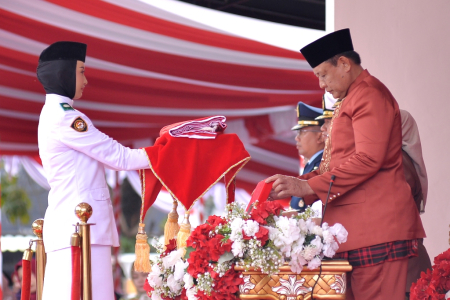 SERAHKAN BENDERA MERAH PUTIH