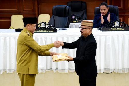 SERAHKAN LKPJ GUBERNUR